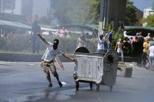 EU: Smiriti tenzije u Skoplju; Albanci protestuju i u Njujorku i...
