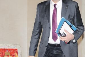 Poslanika Zorana Jelića i dalje plaća Prva banka