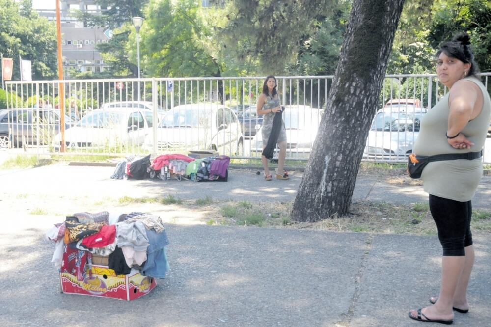 ulična prodaja KCCG, Foto: Vesko Belojević