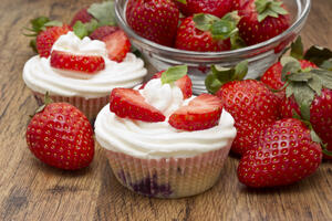 Lagani kapkejk sa jagodama