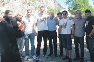 Legendarni ruski borac obilazi manastire u Crnoj Gori