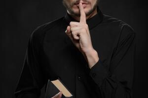 Policajci maskirani u sveštenike uhvatili ucjenjivače