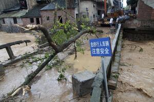 U poplavama i klizištima na jugu Kine poginulo 26 osoba