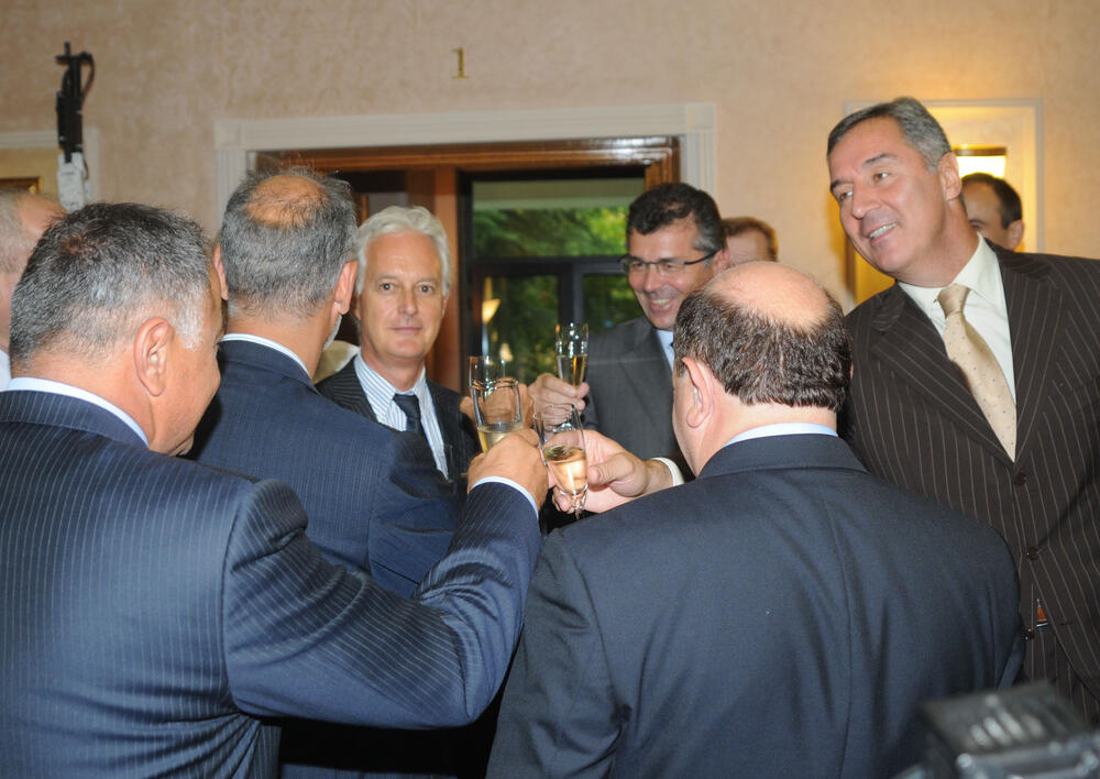 Ko se ugradio preko Rivera: Nakon potpisivanja ugovora o privatizaciji EPCG, Foto: Savo Prelević