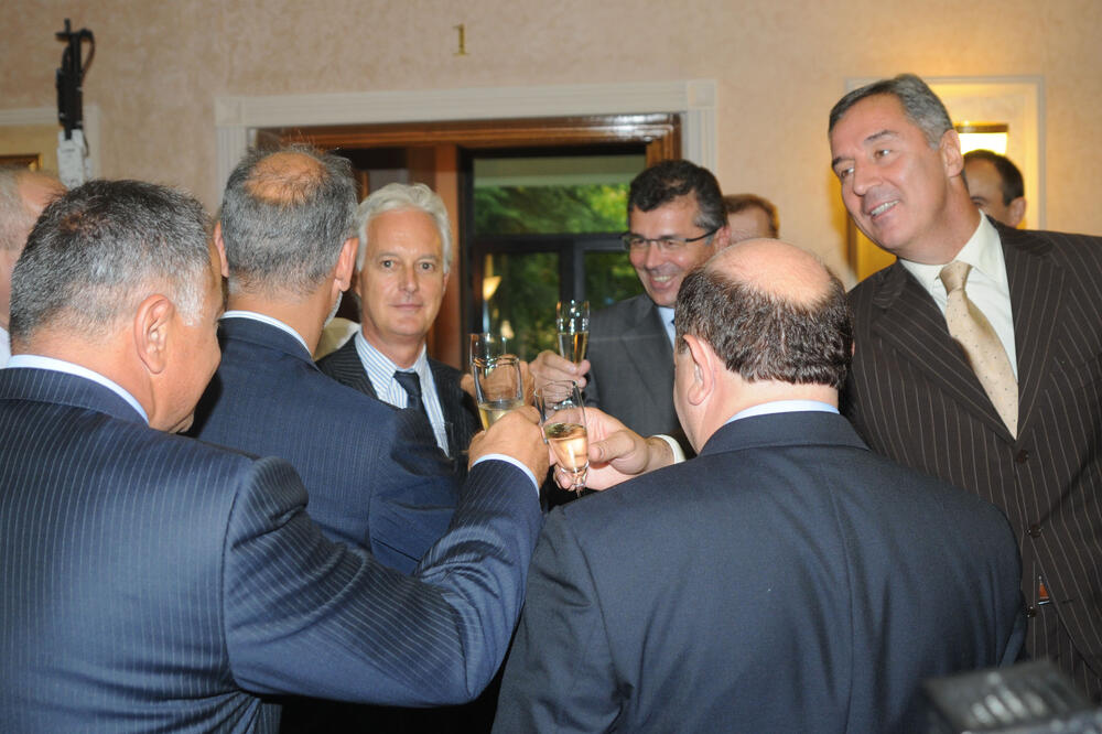 Ko se ugradio preko Rivera: Nakon potpisivanja ugovora o privatizaciji EPCG, Foto: Savo Prelević