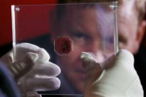 Poštanska markica prodata za gotovo 10 miliona dolara