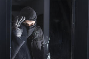 Podgoričanin uhapšen zbog razbojništva : Obio prozor i ukrao 5.000...