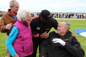 Kako je Džordž Buš stariji proslavio 90. rođendan: Skok padobranom...