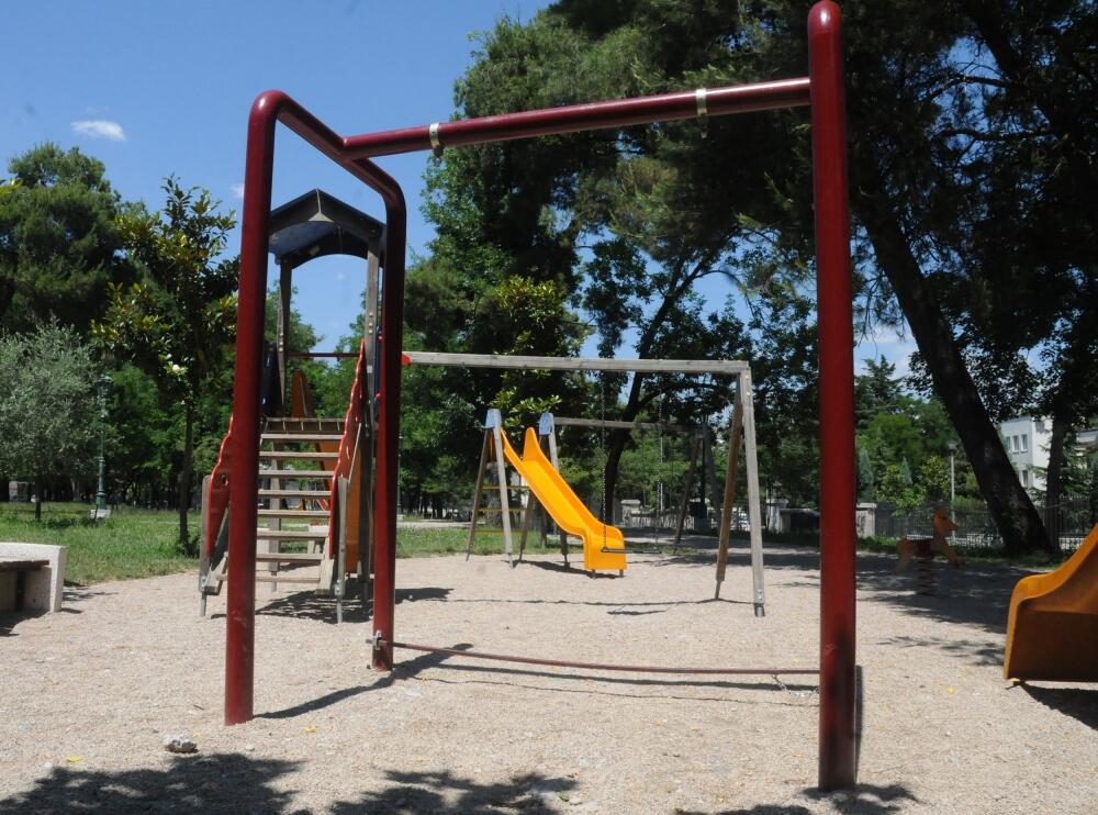 polomljene ljuljaške, park na Kruševcu