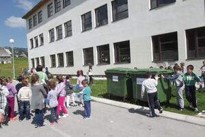 Žabljačka OŠ dobila kontejnere za reciklažno odlaganje otpada