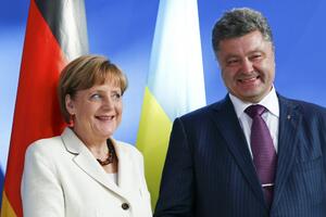 Merkel: Pregovorati sa Putinom, sankcije samo ako pregovori...