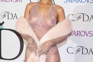 Rijana: Da li vam moje grudi smetaju?