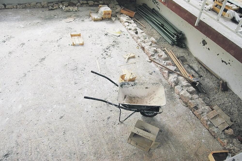 Mirište, mozaik, malter, Foto: JU Muzeji i galerije Budva