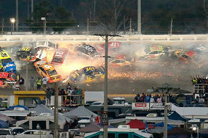 Pogledajte: Mega udes u Dejtoni, sijevale varnice na stazi