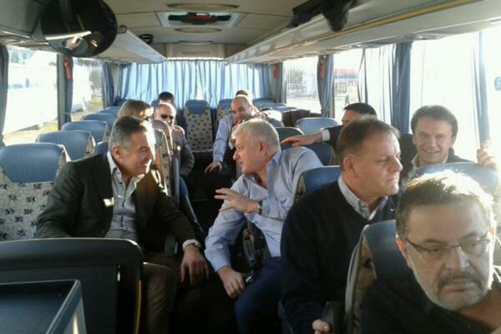 Vlada, bus, Foto: Twitter/Srđan Kusovac