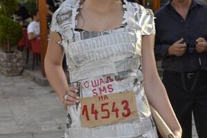 Tivćanka na maturskom defileu nosila haljinu od novina sa brojem...