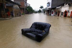 Kina: Poplave nastavljaju da odnose živote, broj poginulih...