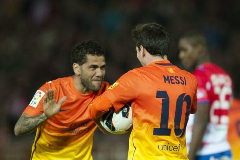 Dani Alveš i Lionel Mesi, Foto: Beta/AP