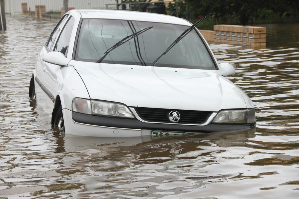 poplave, auto, Foto: Shutterstock