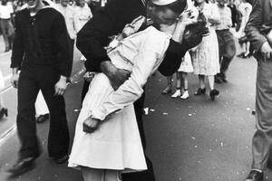 Umro mornar s čuvene fotografije iz 1945.