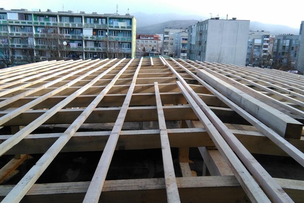 Radovi na krovu fakulteta u Nikšiću, Foto: Privatna arhiva
