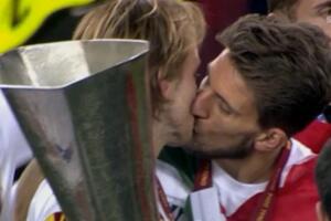 Internet hit: Rakitić i Kariso poljupcem proslavili trofej