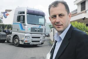 Podgorica: Blokirao tri ambasade kamionom
