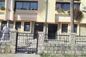 Kumbor: Škola i kafana u jednoj zgradi