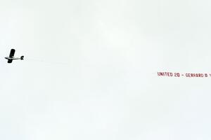 Fanovi Junajteda iznajmili avion da provociraju navijače Liverpula