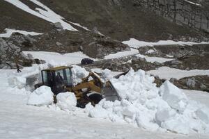 Žabljak: Snjegočistač počeo probijati sniježne namete sa...