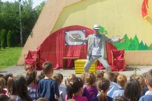 Danilovgrad: Mališani uživali u predstavi "Luda vožnja"