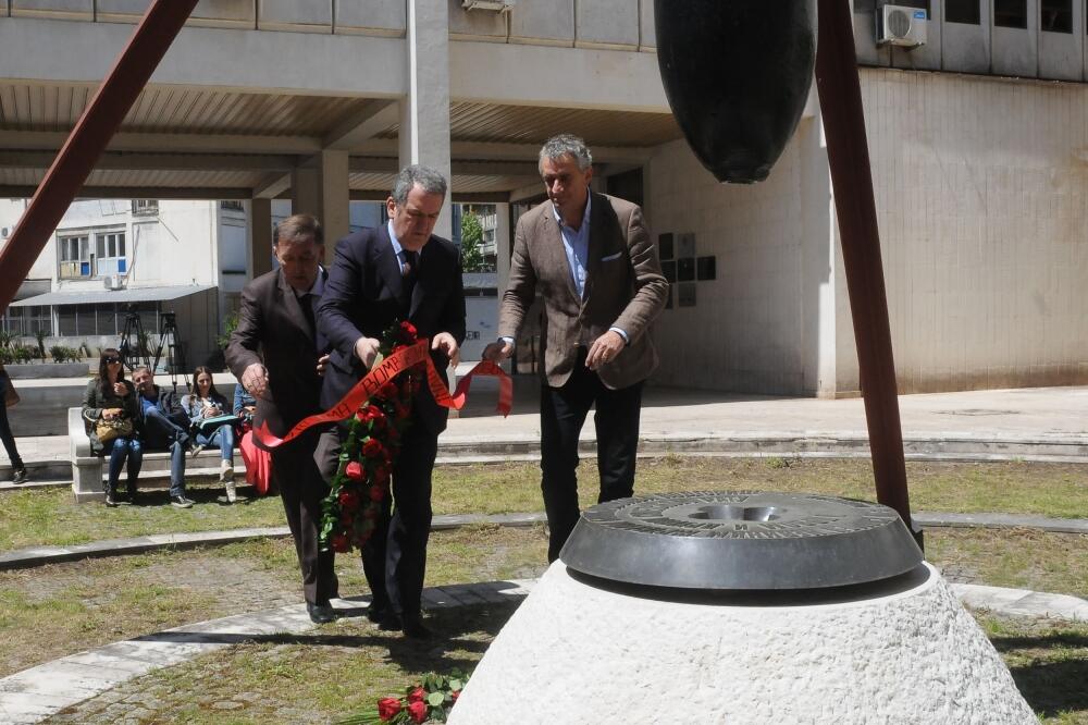 Miomir Mugoša, Polaganje vijenaca, Bombardovanje Podgorice, Foto: Luka Zeković