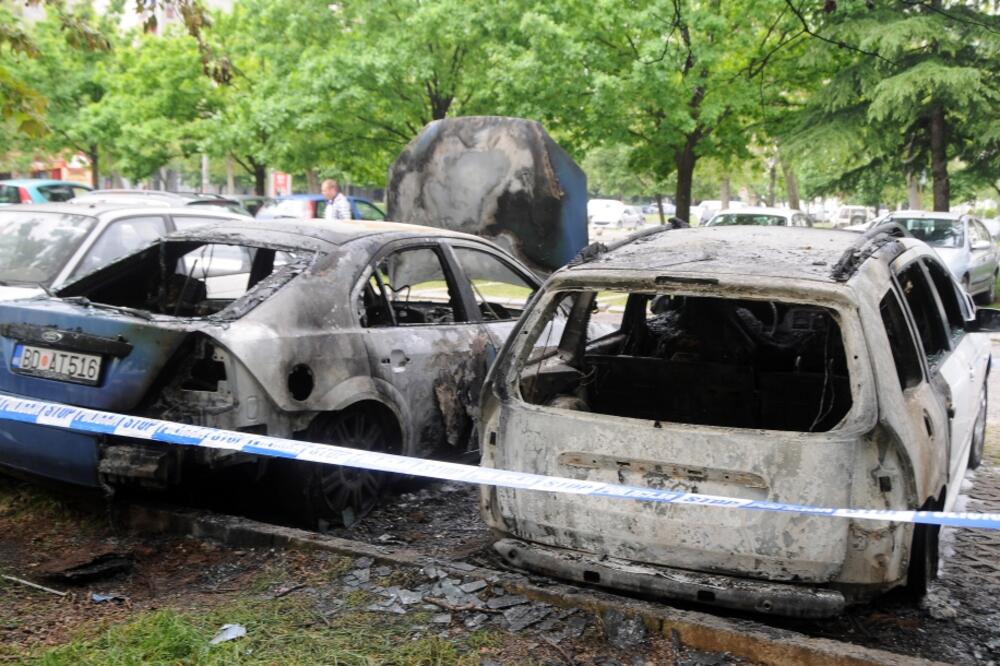Zapaljena auta, blok V, Foto: Boris Pejović