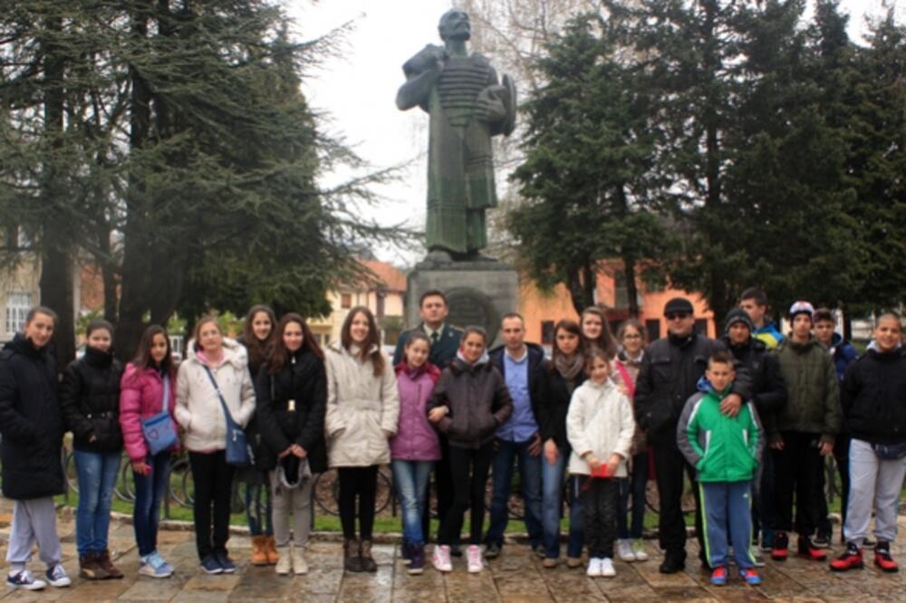Krstaš, Djeca iseljenika na Cetinju, Foto: Danijela Lasica