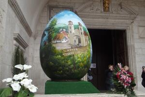 Kotor dobio šareno uskršnje jaje od dva metra