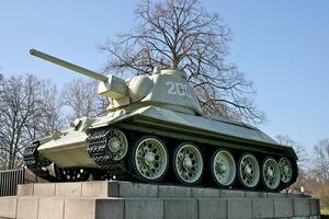 The German Bild is angry with the Russians: They demand the removal of tanks from the Berlin...