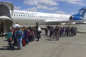 Montenegro Airlines ugostio đake OŠ "Radojica Perović"
