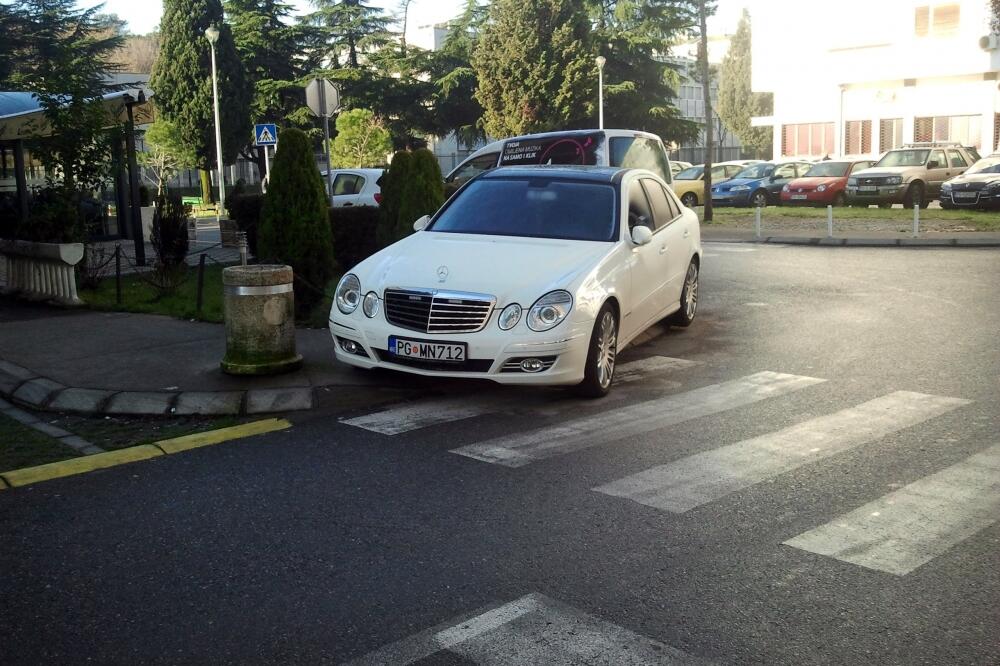 nepropisno parkiranje mercedes Ministarstva rada, Foto: Čitalac reporter