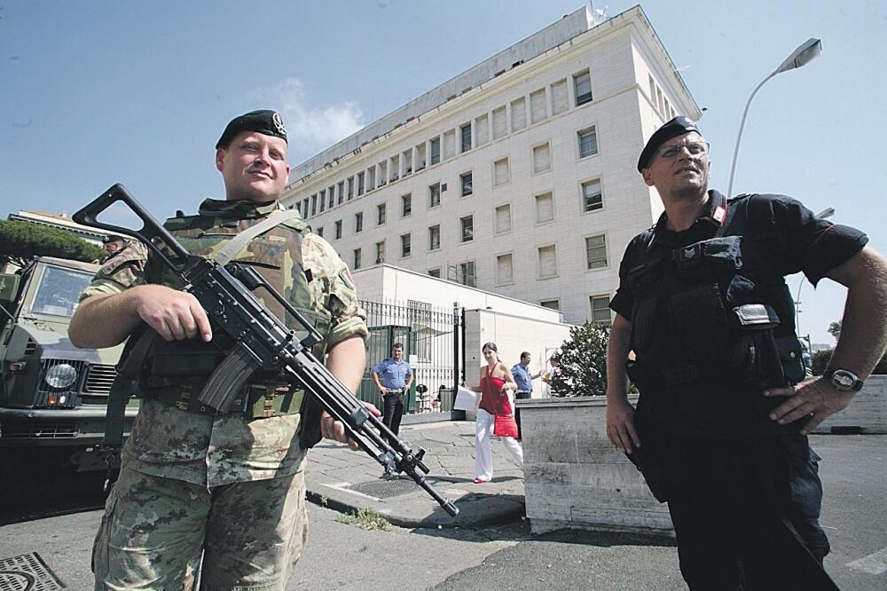 konzulat SAD Napulj (novina), Foto: Newsweek.com