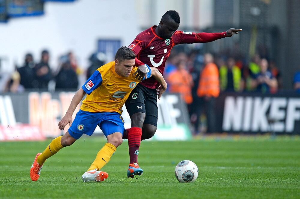Mirko Boland (Braunšvajg) i Didije Ja Konan (Hanover), Foto: Beta/AP