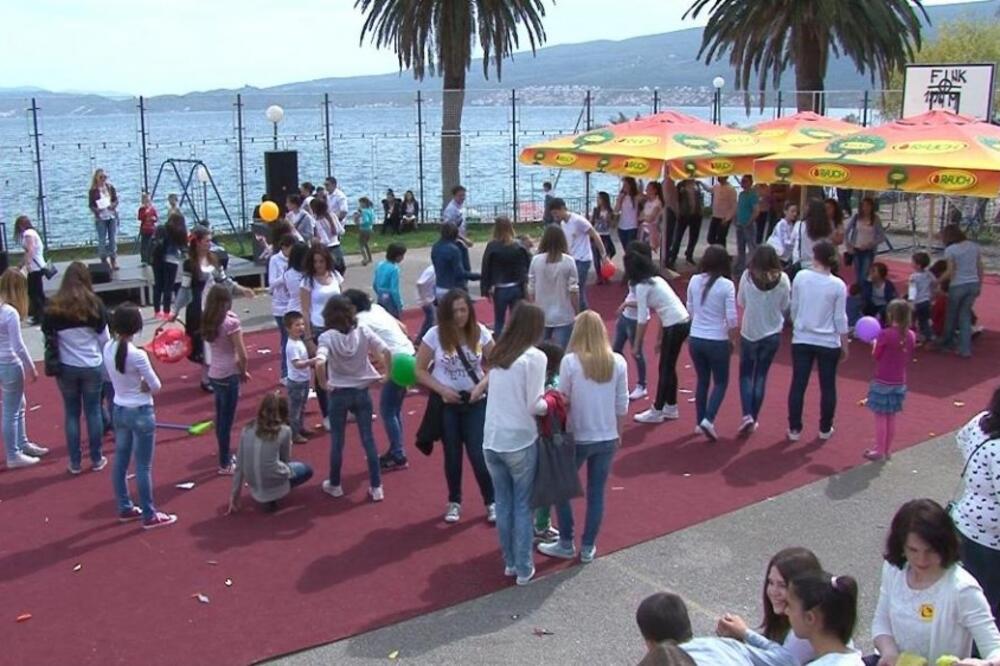 Slatkiš za djecu u Bijeloj, Foto: Slavica Kosić