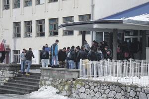 Pljevlja: Učenik dva puta profesoricu gađao stolicom