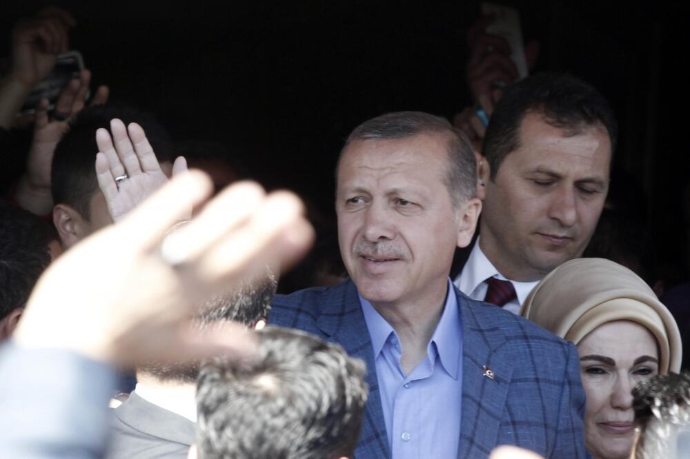 Erdogan pozrdavlja pristalice nakon glasanja, Foto: Reuters