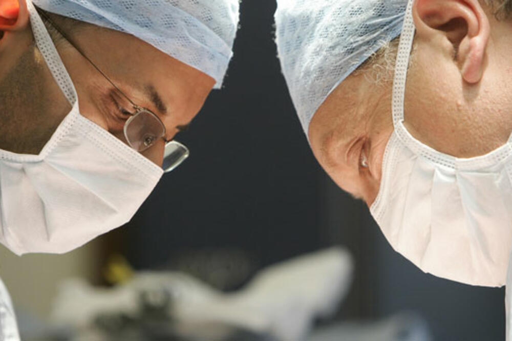 Hirurzi, operacija, Foto: Zap2it.com