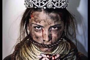 Venecuelanska misica krvava i svezana na fotografiji