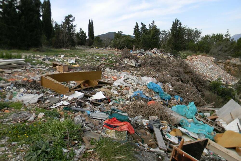 Smeće na Luštici, Foto: Facebook