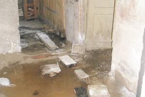 U centru Nikšića fekalije iz podruma izbijaju u kade