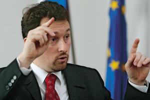 Većina Slovenaca za ostavku ministra policije