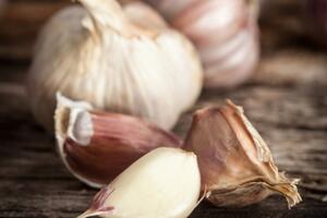 Bijeli luk pomaže i kod problema sa kožom