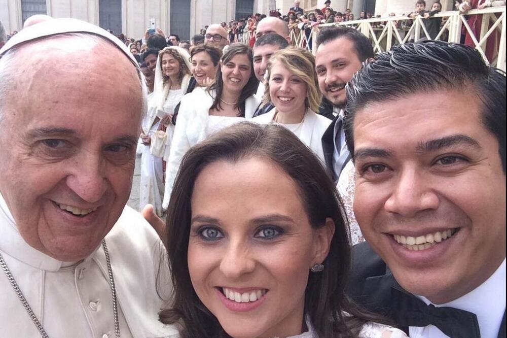 papa Franjo, mladenci, Foto: Twitter.com/edwardpentin